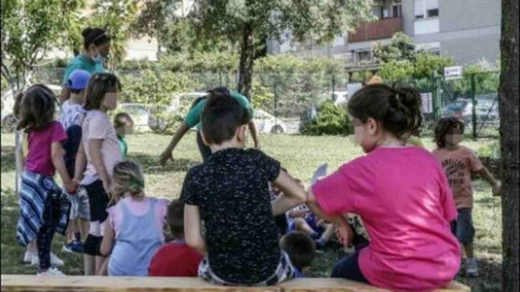 Gruppo di bambini gioca in un parco