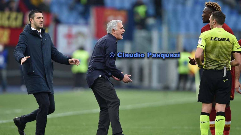 José Mourinho dalla panchina si confronta con arbitro e giocatori della Roma