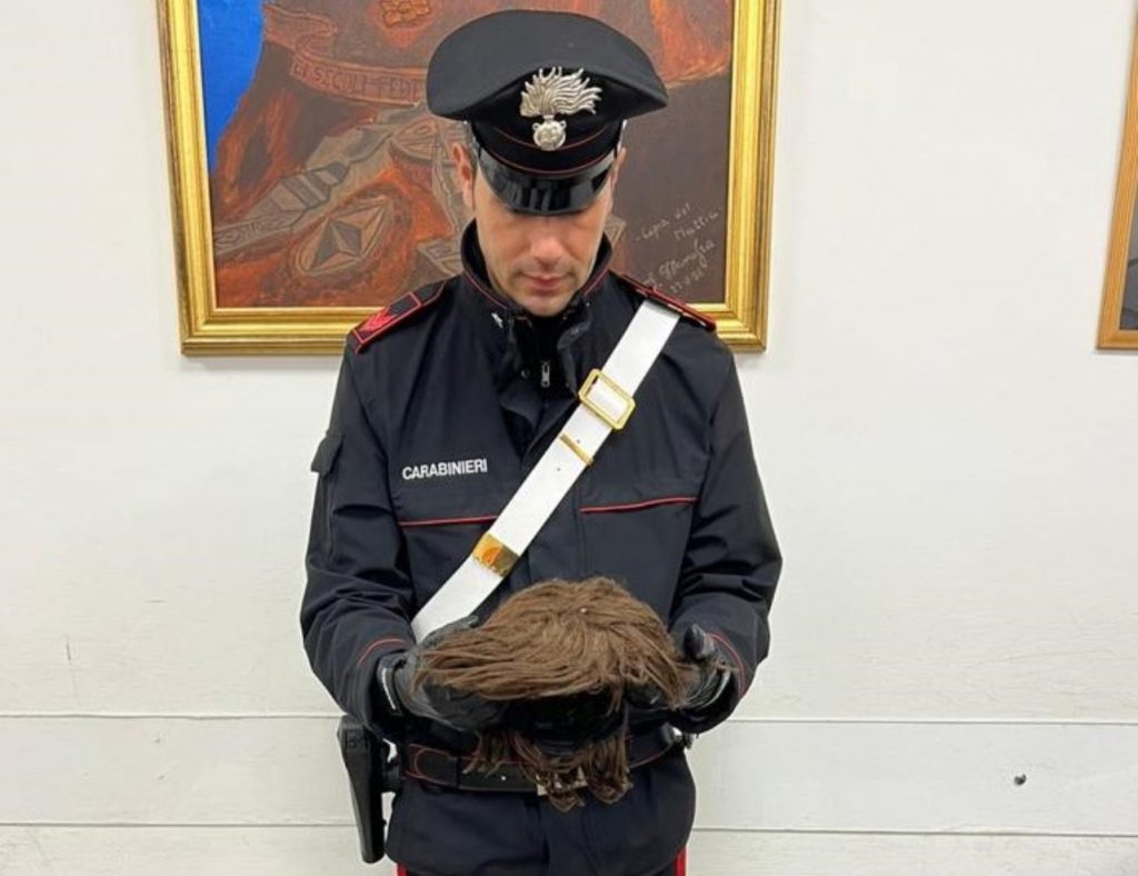 carabiniere con parrucca sequestrata