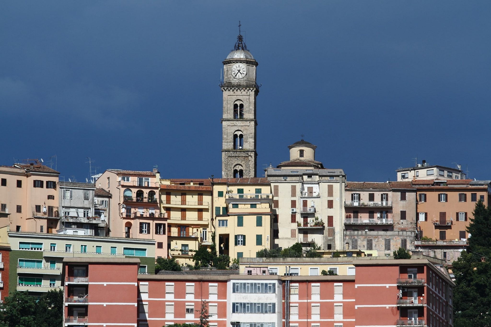 Frosinone, sullo sfondo il campanile della chiesa Santa Maria Assunta