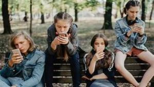 Giovani con lo smartphone