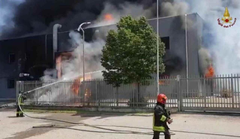 Vigili del fuoco spengono incendio capannone a Monterotondo (Roma)