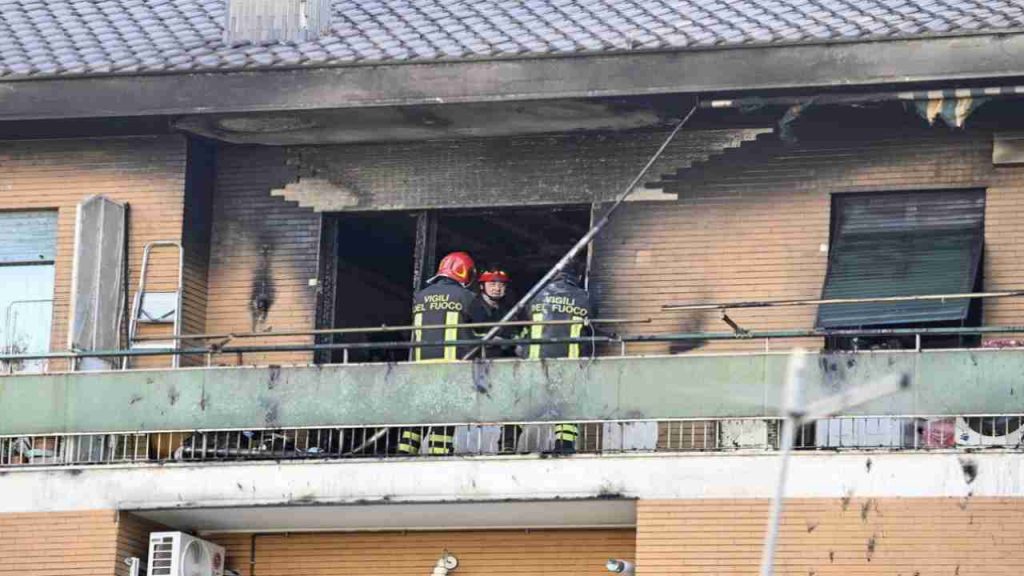 Vigili del fuoco ispezionano un appartamento dopo aver spento le fiamme