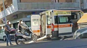 Infermiere che carica un motorino in ambulanza