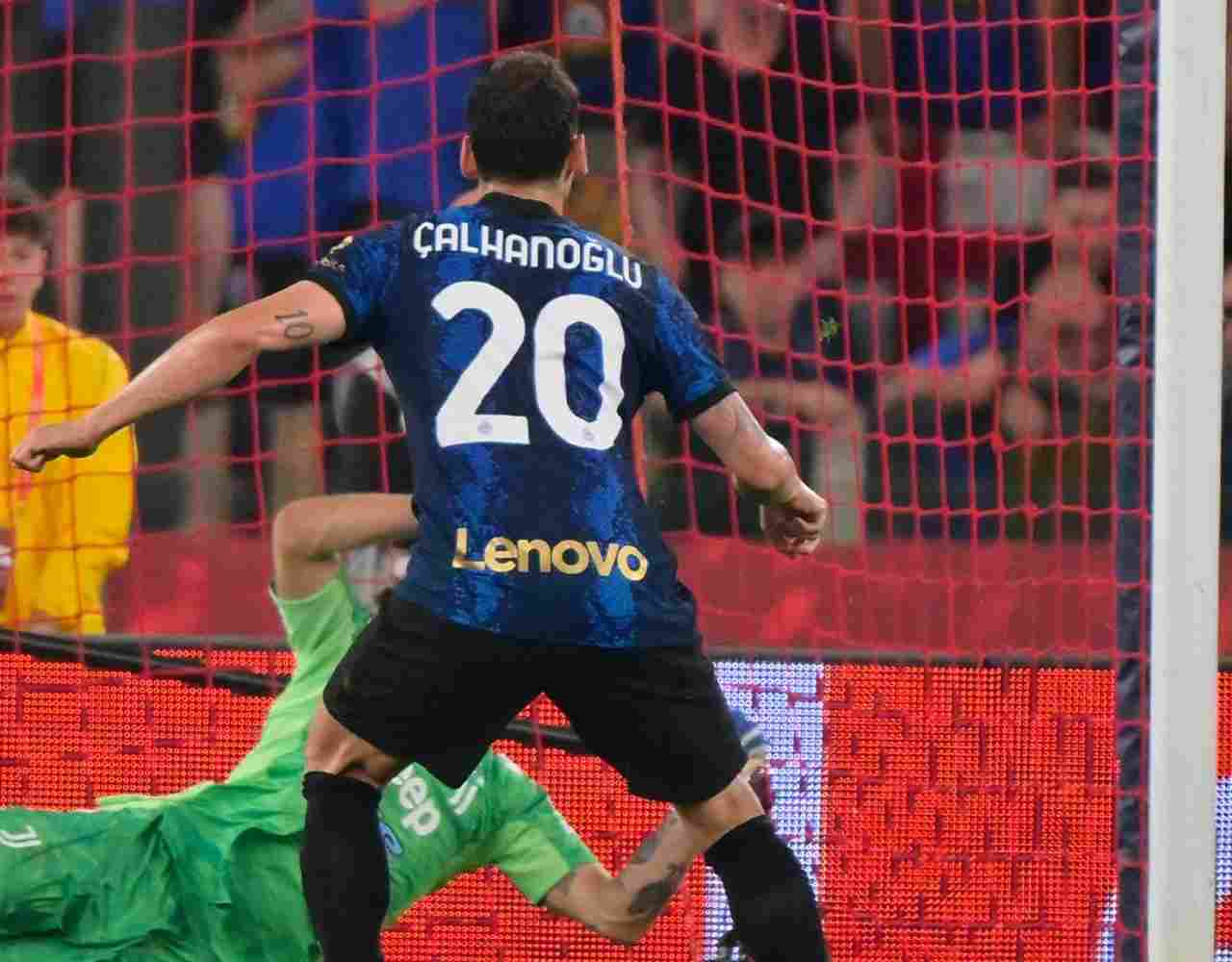 Cahlanoglu realizza il rigore che decide Juventus-Inter