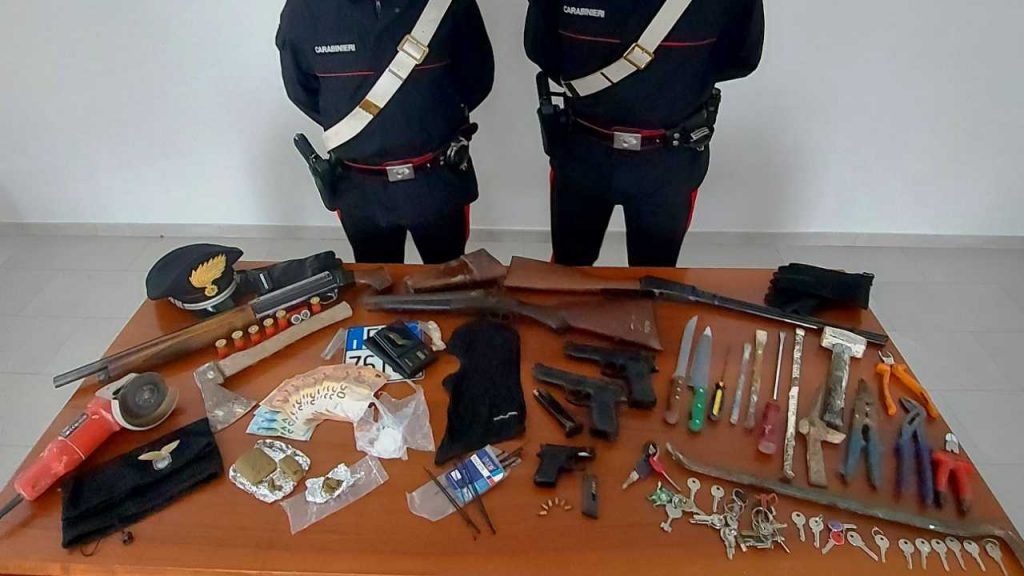 Materiale sequestrato dai Carabinieri