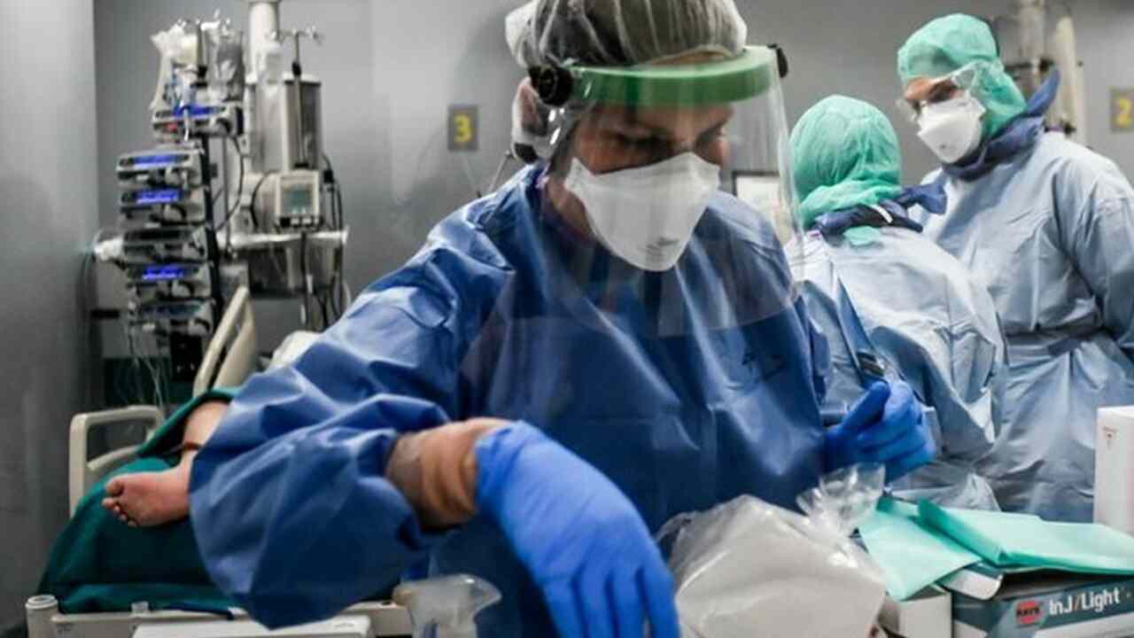 Medico in una sala di ospedale con protezioni necessarie per proteggersi dal virus