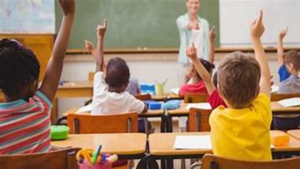 alunni in classe che frequentano una lezione