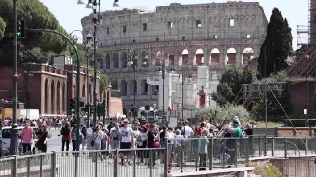 Turisti al Colosseo di Roma