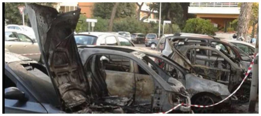 auto parcheggiate incendiate ad Ostia