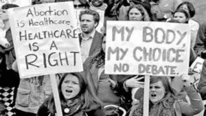 manifestanti che difendono il diritto all'aborto