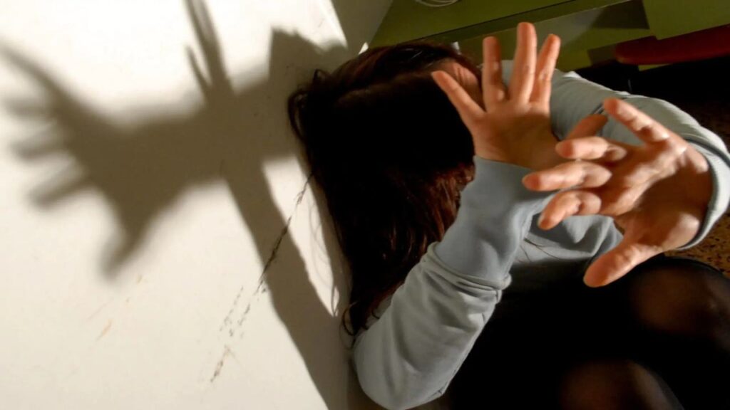 Bambina che si copre il viso