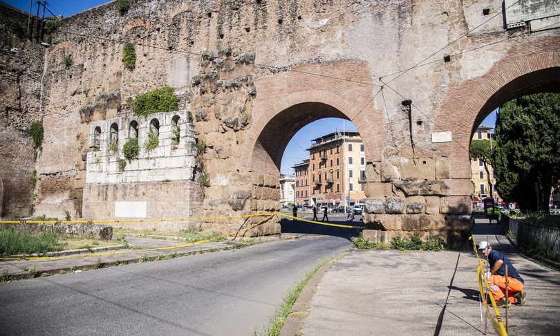 Crollo arco Porta Maggiore a Roma