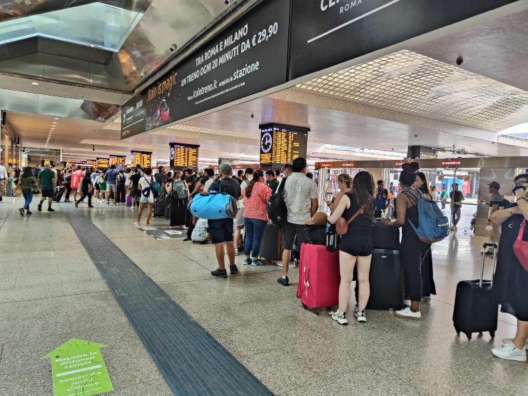 Viaggiatori dell'Alta Velocità in fila alla stazione Termini di Roma