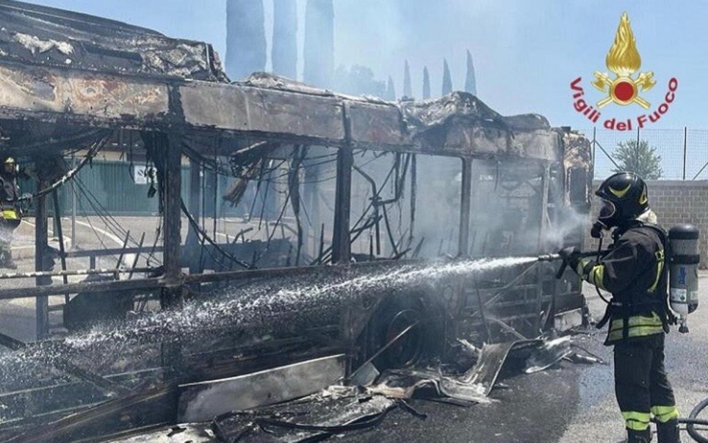 bus incendiato