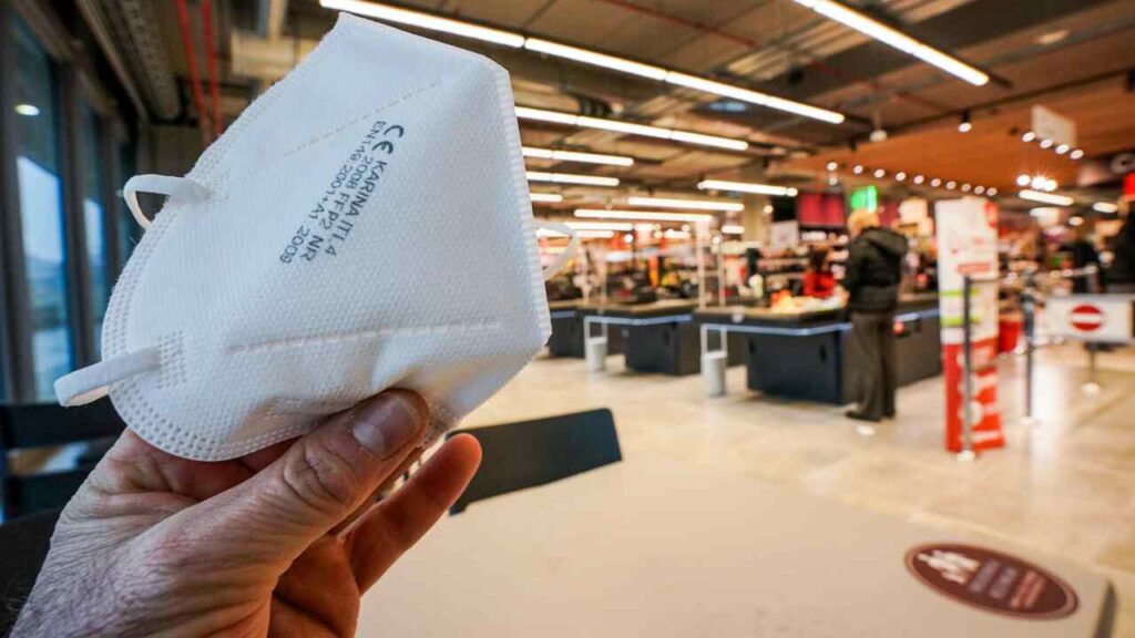 mascherina al supermercato