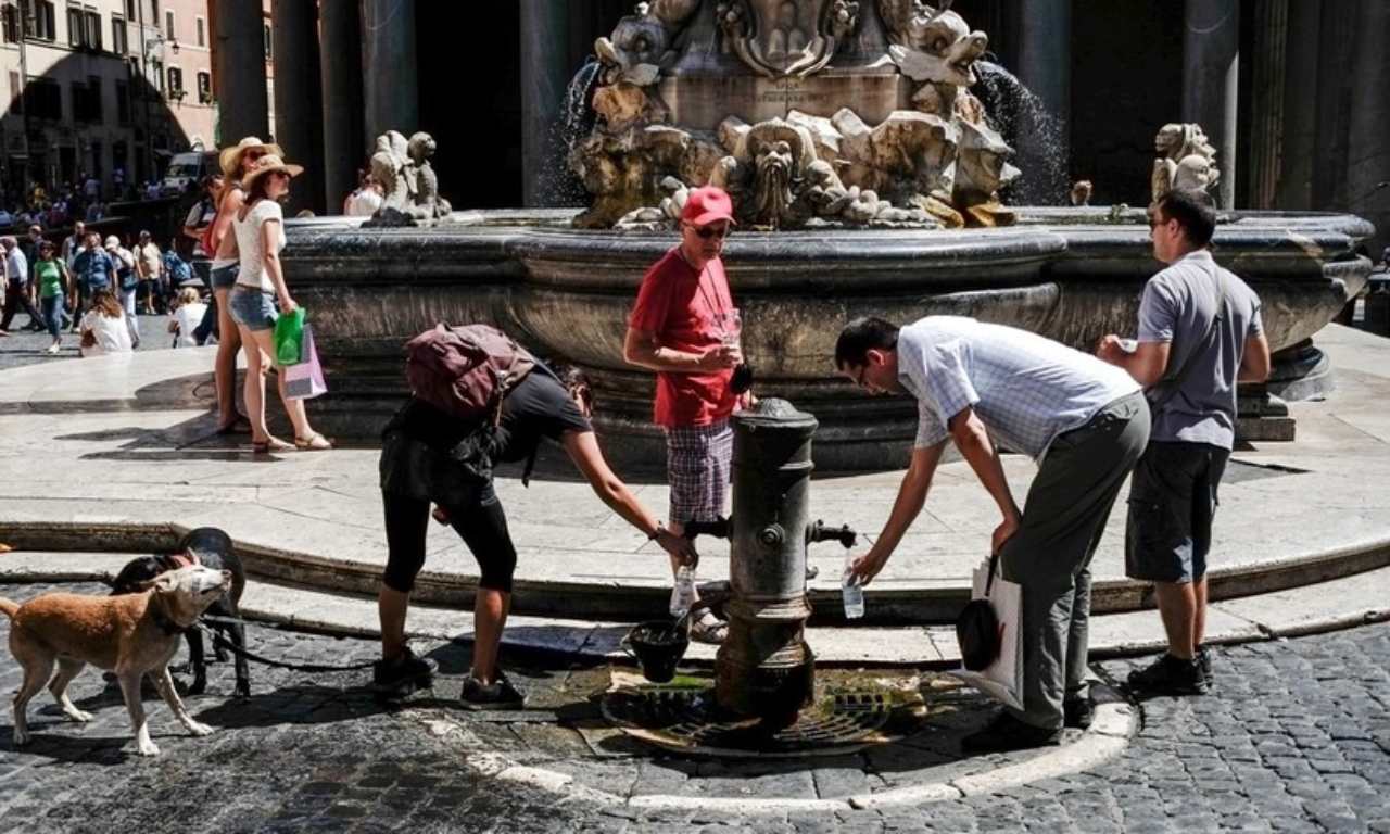 fontanella di roma a piazza della rotonda