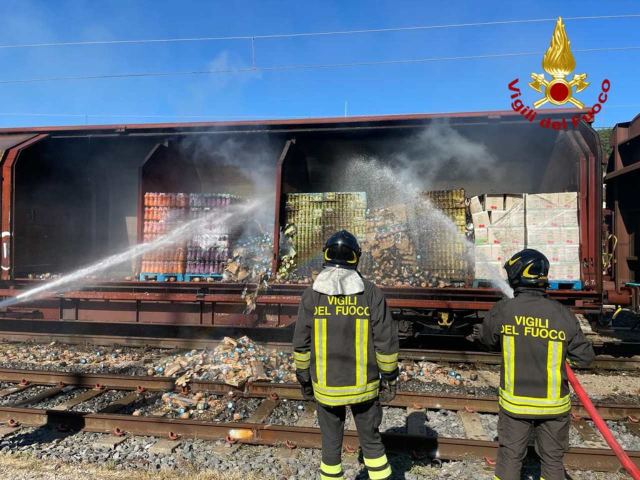 vigili del fuoco spengono incendio di un vagone del treno