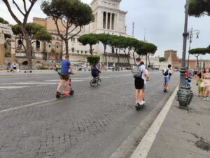 monopattini su via dei fori imperiali a Roma