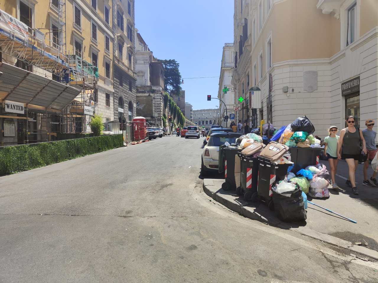 Contenitori di rifiuti in Rione Monti, Roma