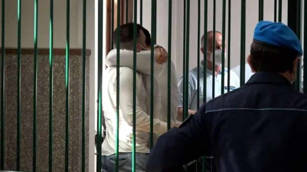 I Fratelli Bianchi si abbracciano in prigione