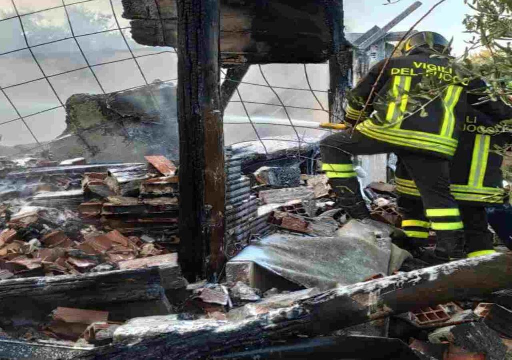 Vigili del fuoco al lavoro in un incendio a Colonna
