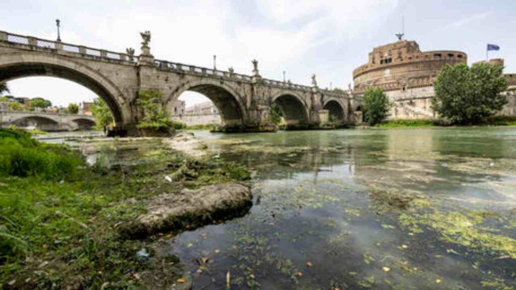 Sullo sfondo Castel Sant'Angelo di Roma