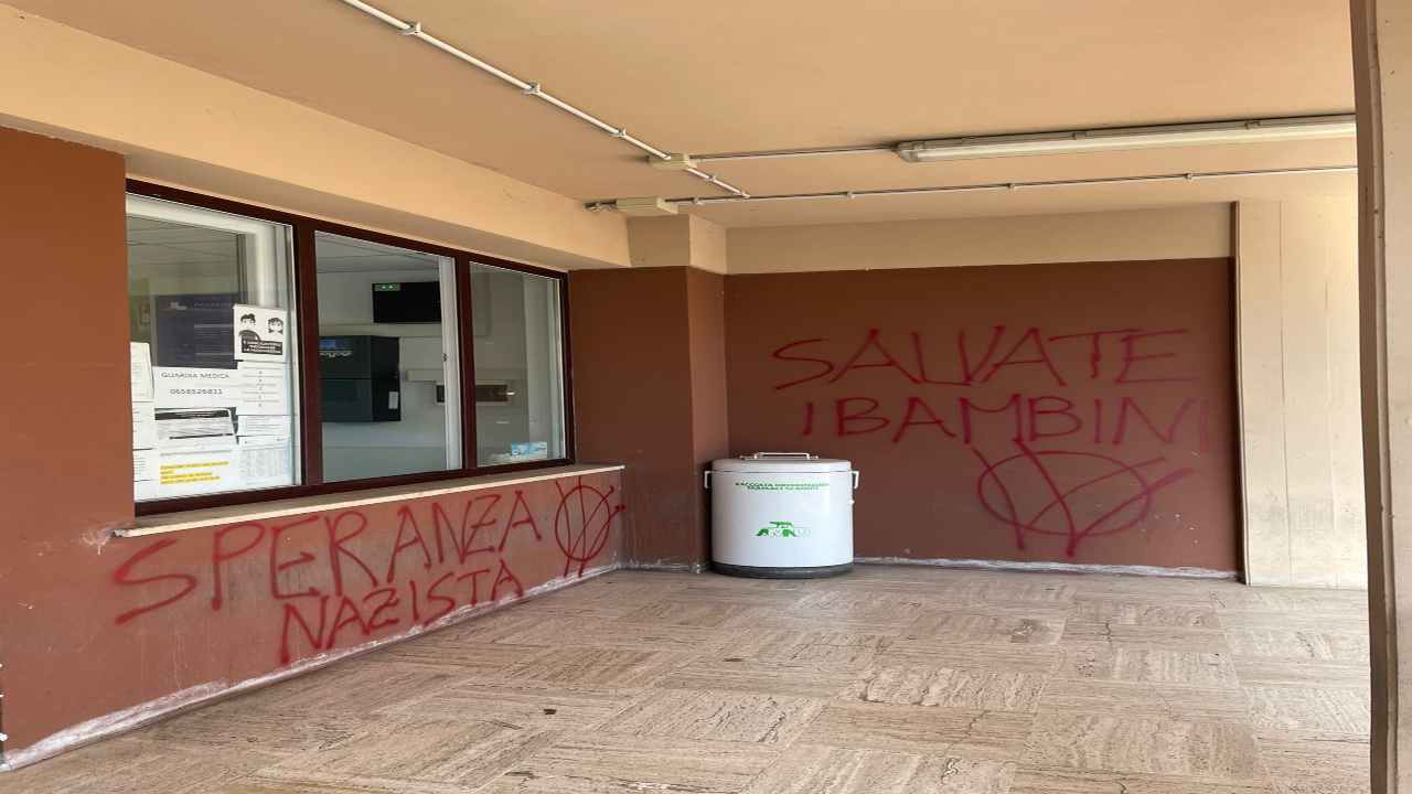 Scritte No Vax in ambulatorio a Centocelle, a Roma