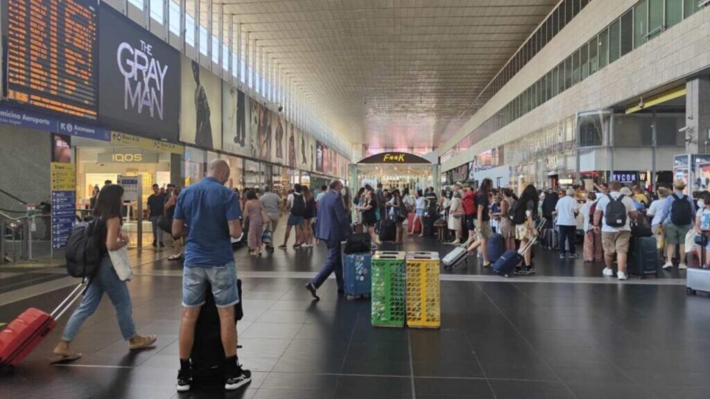 Stazione Termini Roma, viaggiatori in attesa