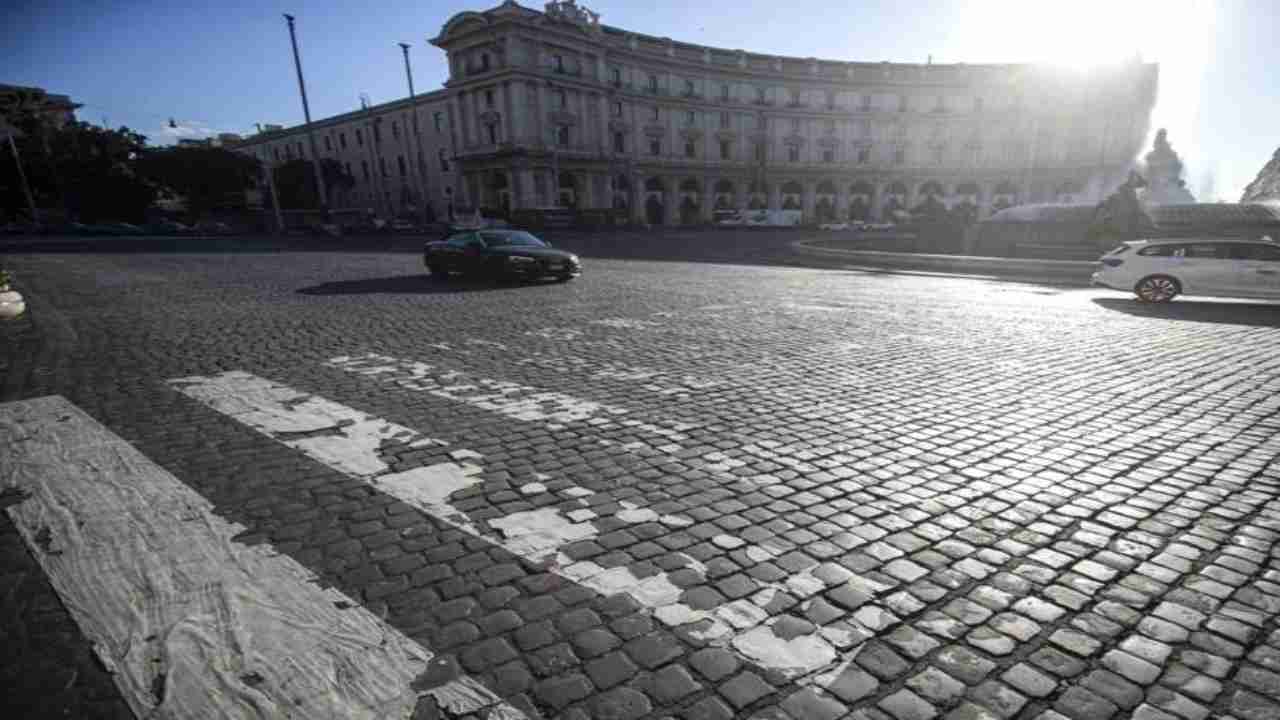 Strisce pedonali invisibili a piazza della Repubblica (Roma)