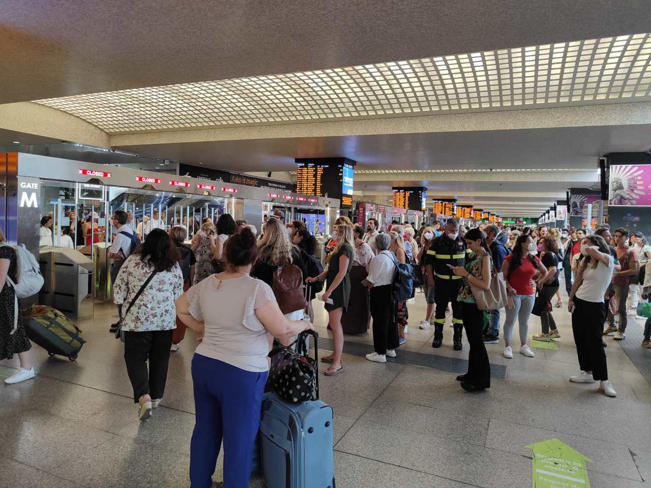 Stazione Termini di Roma, viaggiatori in attesa della partenza