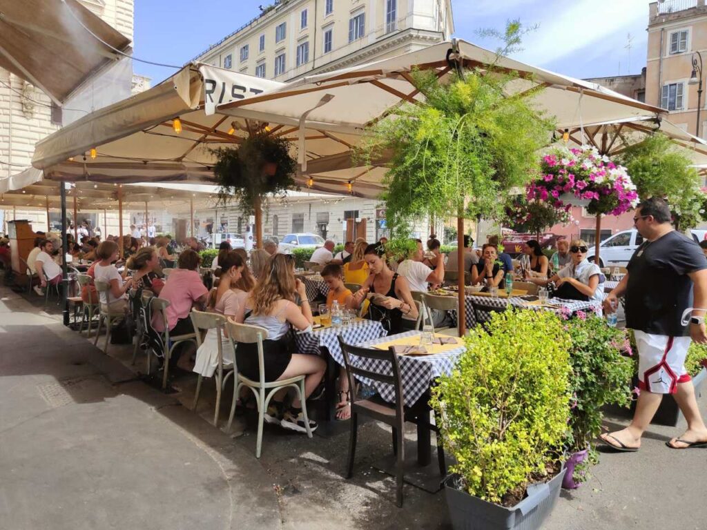 ristorante all'aperto, roma centro