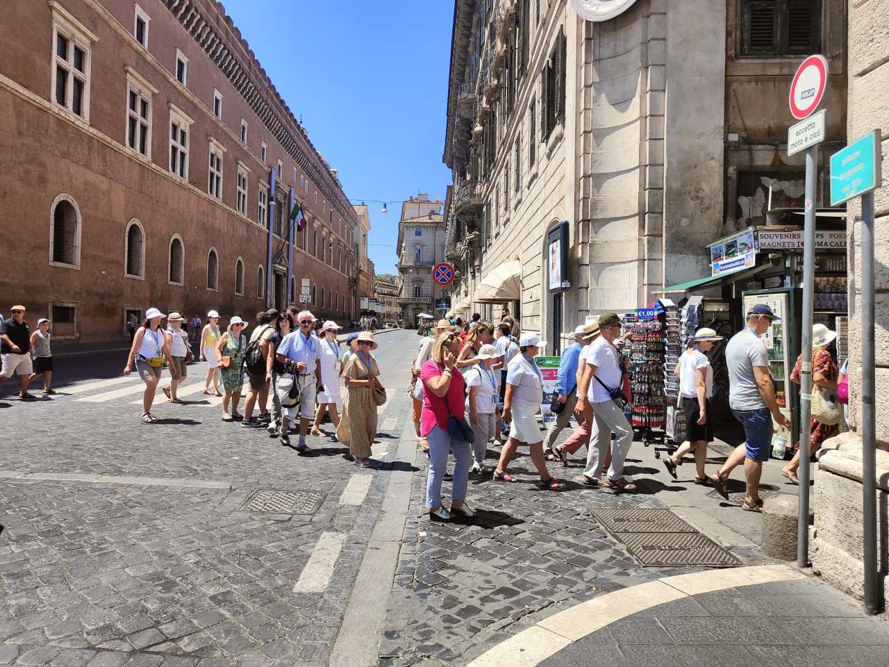 turisti attraversano la strada, via del plebiscito roma