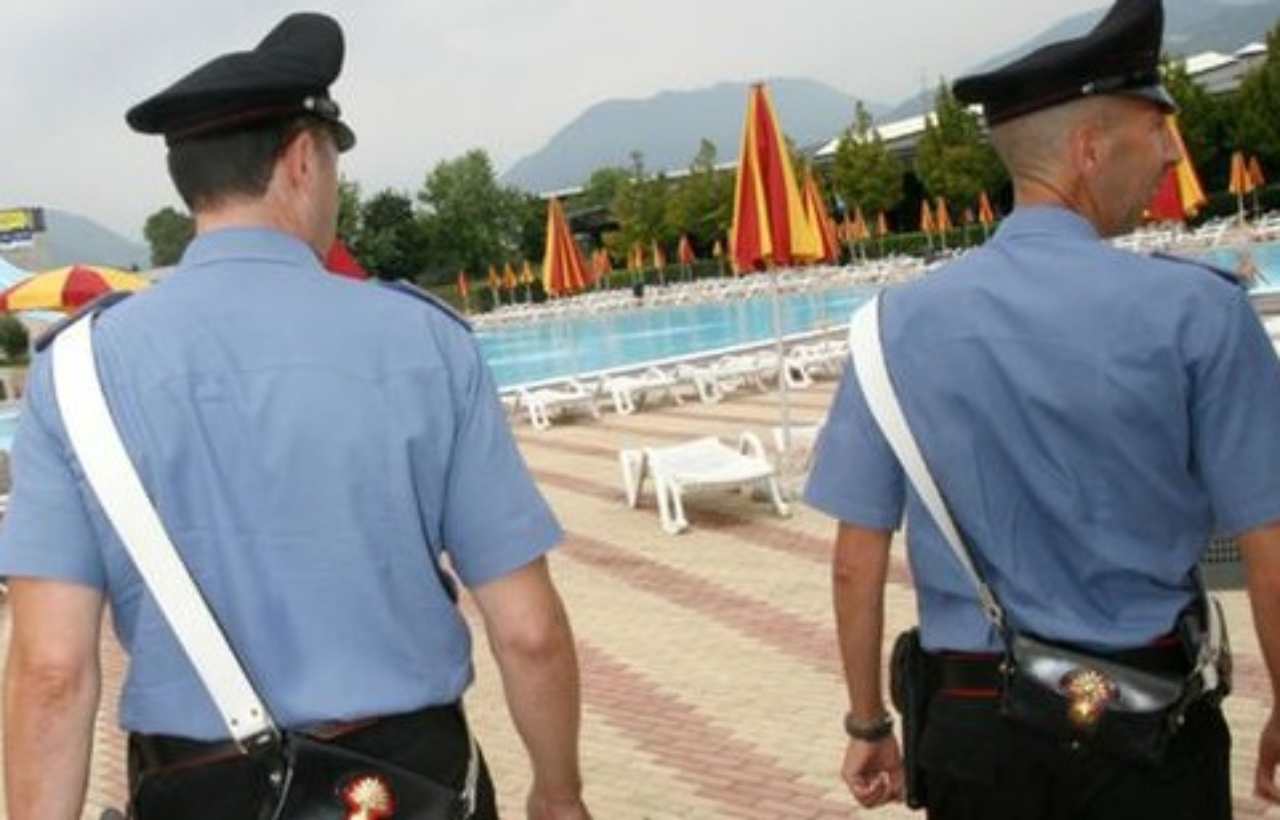 carabinieri in piscina