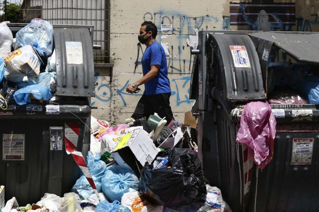 Rifiuti sulla strada di Roma