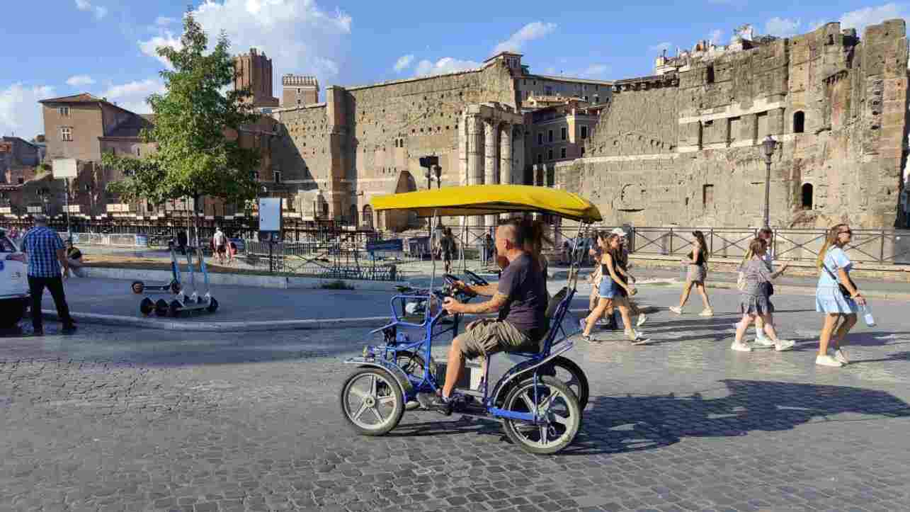 turisti sul Risciò in via dei Fori Imperiali a Roma