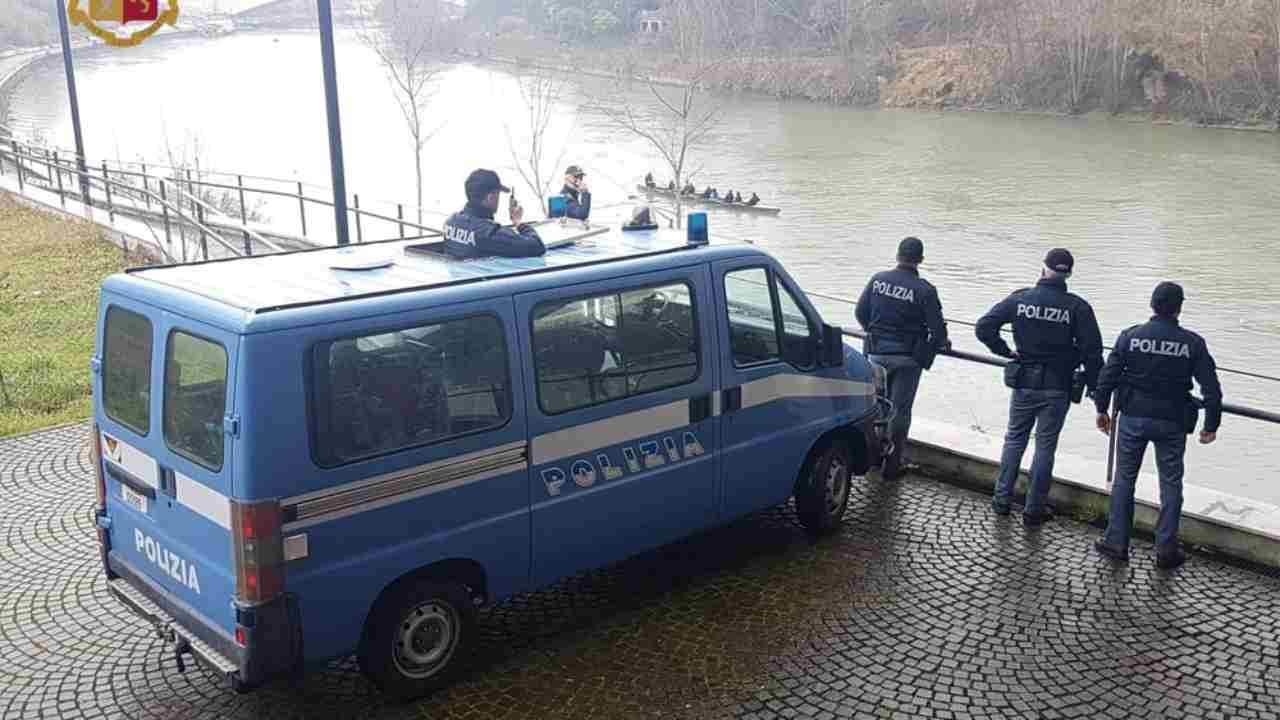 Pattuglia Polizia davanti al fiume Tevere a Roma