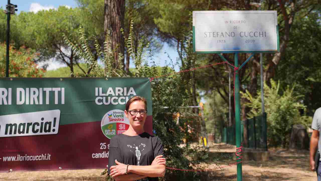 Ilaria Cucchi con targa Stefano Cucchi, campagna elettorale 2022