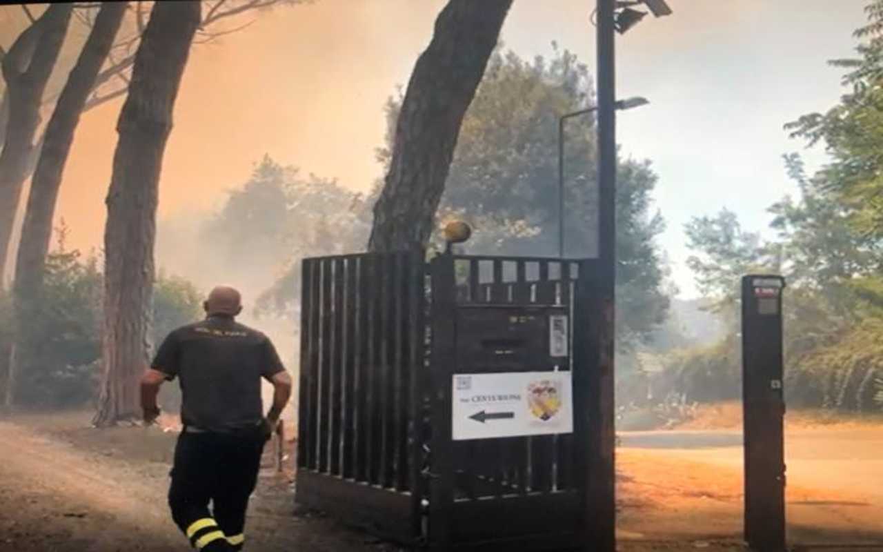 Incendio Insugherata a Roma, pompiere corre tra gli alberi