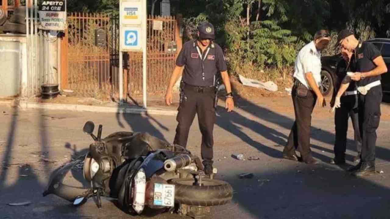 Polizia analizza incidente tra moto e auto sulla via Prenestina a Roma