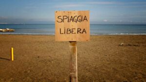 Spiaggia libera con cartello