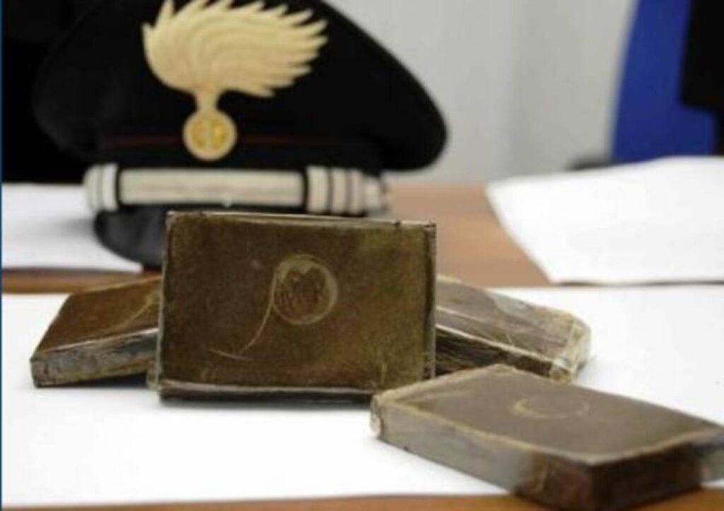 hashish con cappello carabinieri