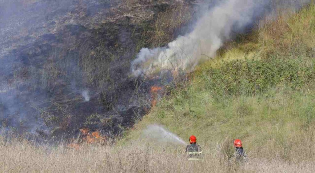 Incendio alla Pisana a Roma, vigili del fuoco