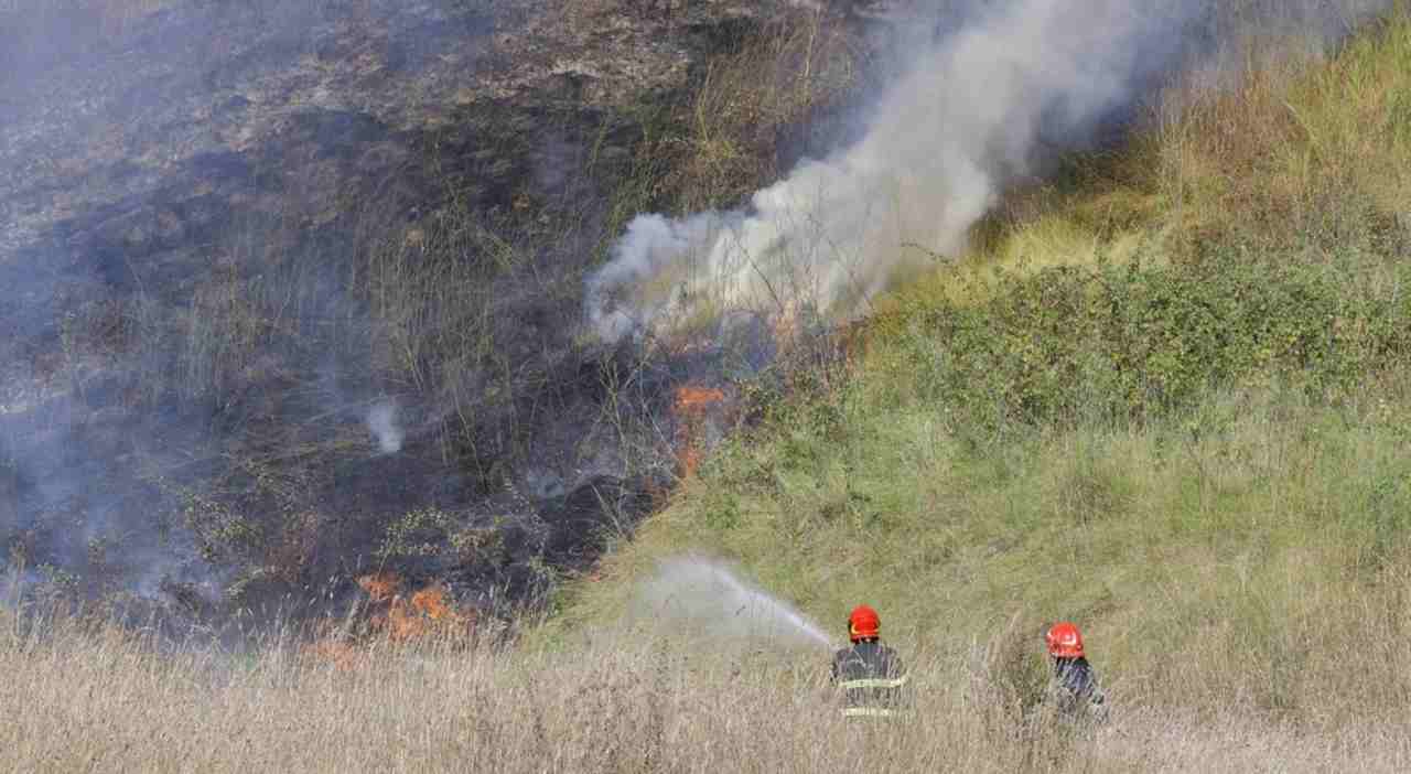 Incendio alla Pisana a Roma, vigili del fuoco
