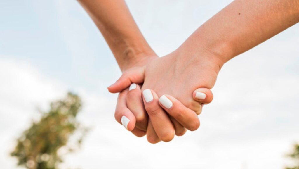 Coppia di ragazze che si tengono per mano