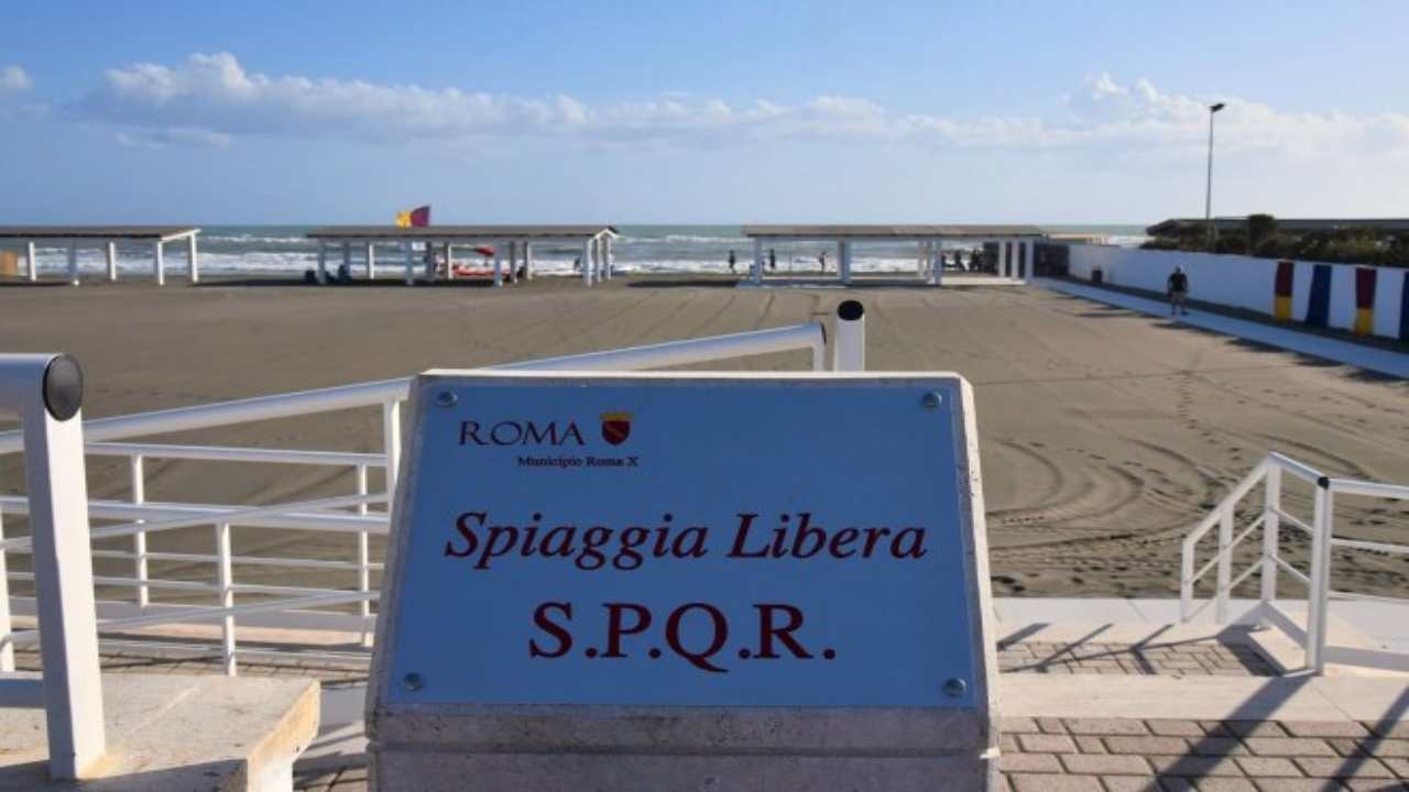 Spiaggia libera a Ostia