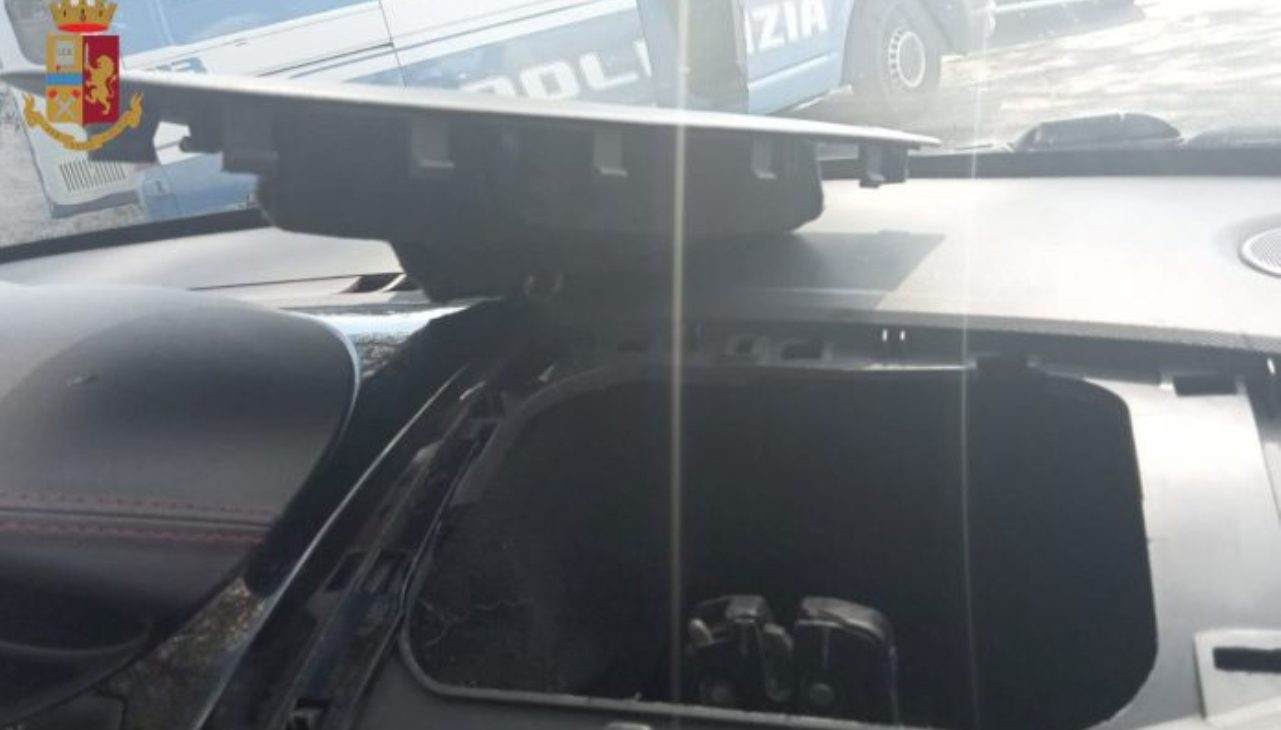 Auto utilitaria modificata per trasportare droga, sequestrata dalla Polizia