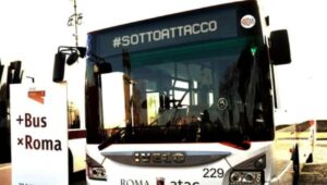 Atac sotto attacco, bus con scritta di protesta