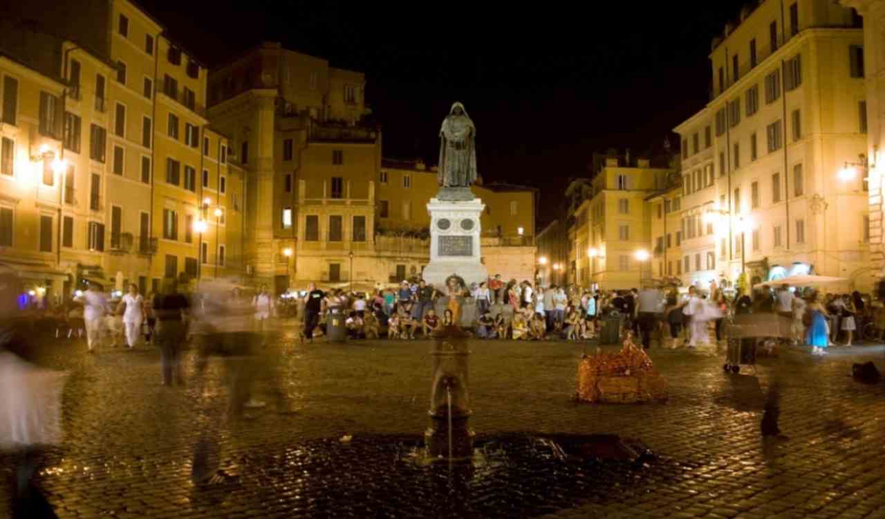 Campo De' Fiori a Roma la sera, statua Bruno e fontanella
