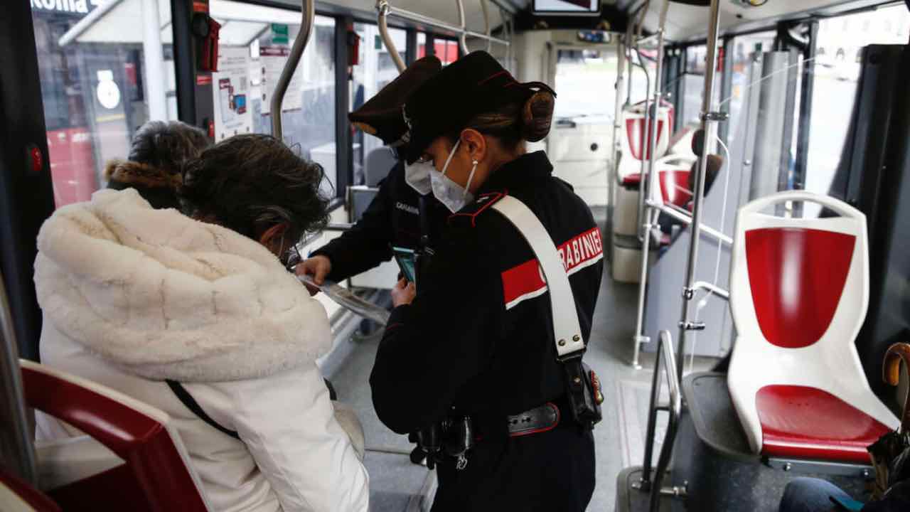 Controllo dei Carabinieri su un autobus